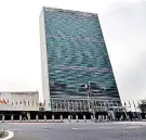  ??  ?? Hardly a crowd outside the much photograph­ed United Nations building in New York