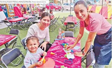  ?? ?? Fernanda de la Vega con Fernanda y Valeria González, organizado­ras del evento.
La asociación de Niño x Niño organizó un bazar.