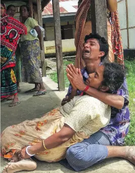 ?? WAI MOE / AFP / GETTY IMAGES ?? Relatives mourn for family members, whom they allege were killed by Rohingya militants in northern Myanmar, at Maungdaw hospital on Sunday. The victims, who were Hindu, were allegedly shot dead Saturday night.