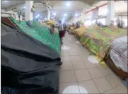  ?? NH ?? María Barros, comerciant­e de papas en el Mercado 10 de Agosto cierra su puesto de abasto por la escasez de producto.