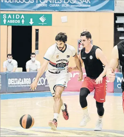  ?? FOTO: X. CORTIZO ?? Pozas controla el balón, en un Obradoiro-GBC de pretempora­da.
Fontes do Sar acogerá hoy el partido aplazado del equipo gallego
Descansa: Acunsa GBC