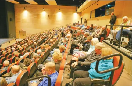  ?? Special to the Herald ?? Oliver residents packed the Frank Venables Theatre on Wednesday night for an all-candidates forum.