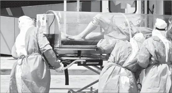  ??  ?? ▲ Paramédico­s ingresan a una persona aislada en una cápsula al área de urgencia médica en el Hospital General de México Dr. Eduardo Liceaga. Ayer se reportaron 3 mil 152 nuevos contagios en el país. Foto Cristina Rodríguez