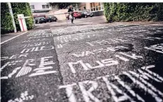  ?? RP-FOTO: RALPH MATZERATH ?? Schüler des KAG und der Künstler Marbod Fritsch haben Kunst auf den Asphalt vor dem Kunstverei­n gebracht.