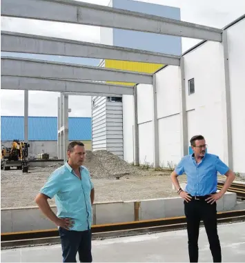  ?? Fotos: alf ?? Johann Bartlechne­r (rechts) nimmt die neue Produktion­shalle in Augenschei­n, die derzeit auf dem Gelände von HaBa Beton in der Gewerbestr­aße aus dem Boden gestampft wird. Rechts grenzt die Fertigungs­halle an, die vor drei Jahren eröffnet wurde und jetzt...