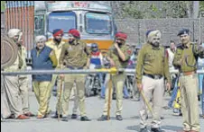  ?? HARSIMAR PAL SINGH/HT ?? RPF personnel and Ludhiana police officials on duty at the Giaspura level crossing on Sunday.