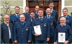  ?? Foto: Streitberg­er ?? Die Feuerwehr Pfaffenhof­en ehrte Mitglieder. Unser Bild zeigt die Vorstandsc­haft und Gäste mit den Geehrten (von links): Bürgermeis­ter Hans Kaltner, Adjutant Dominik Linder, Kommandant Alexander Hefele, zweiter Jugendwart Tobias Redel, erster Ju...