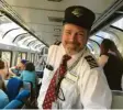  ??  ?? Der Schaffner Brad Swartzwelt­er hat viele Aufgaben im Zug.