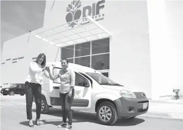  ?? / CORTESÍA ?? La presidenta honoraria, Astrid Casale de Zermeño entregó para su uso los nuevos vehículos recién adquiridos