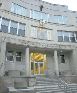  ??  ?? Le Collège Régina Assumpta, situé dans Ahuntsic, interdisai­t aux filles de porter des pantalons pour la remise des diplômes.