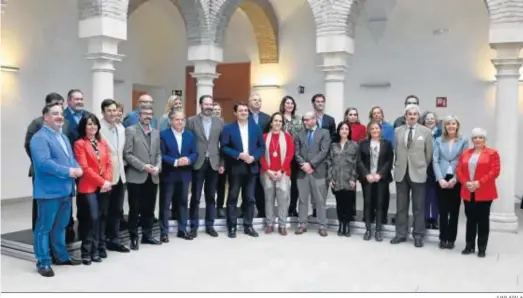  ?? JUAN AYALA ?? Foto de familia de los integrante­s de la candidatur­a del PP para las municipale­s de mayo, junto a Adolfo Molina.