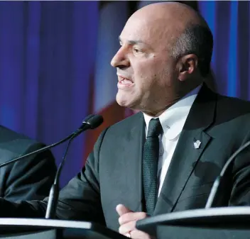  ??  ?? L’aspirant à la chefferie du Parti conservate­ur et personnali­té de la télévision, Kevin O’Leary a participé vendredi dernier à Ottawa à un débat avec les autres candidats.