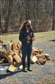  ?? MELISSA SCHUMAN - MEDIANEWS GROUP ?? First grade teacher Melanie Lyte talks about the school’s maple tree tapping project.