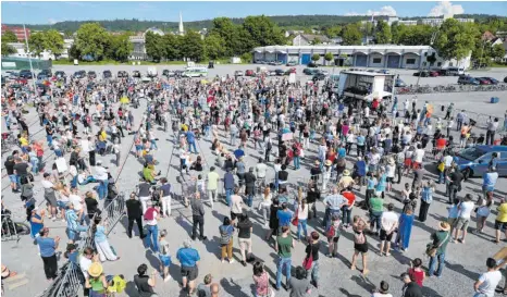  ?? ARCHIVFOTO: FELIX KÄSTLE ?? Die Demonstrat­ionen auf dem Ravensburg­er Oberschwab­enhallenge­lände kommen bei vielen Lesern nicht gut an.