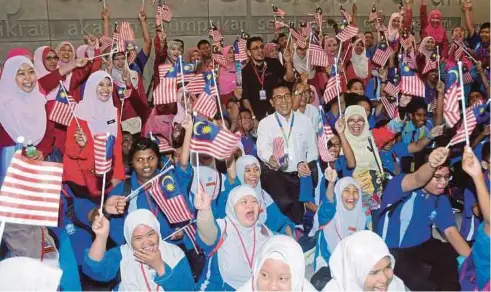  ??  ?? ZOHARI (tengah) bersama pelajar OKU SMK Kajang Utama menaiki MRT membuat lawatan ke Muzium Negara.