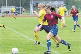  ?? Foto: Benny LiLjendahL ?? DEBUTANT. Emilia Lassila, som nyligen fyllt 14 år, gjorde i år debut i division tre med FC Lovisa och klarade sig mycket bra.