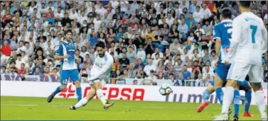  ??  ?? DOBLETE. Isco marcó de esta manera su segundo gol al Espanyol.