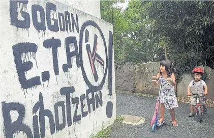  ?? AP ?? Muro. Un grafitti en la ciudad de Sare, en el sudeste de Francia, reza “ETA, País Vasco y libertad”.