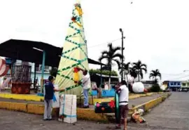  ??  ?? TRABAJO. El lugar fue adornado con figuras navideñas.