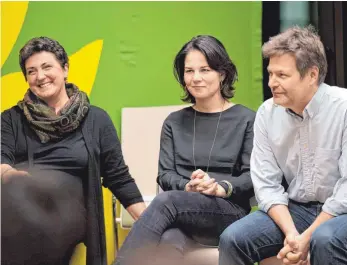  ?? FOTO: DPA ?? Vor der Wahl der Parteispit­ze bei den Grünen: Anja Piel (links), Annalena Baerbock, Robert Habeck.