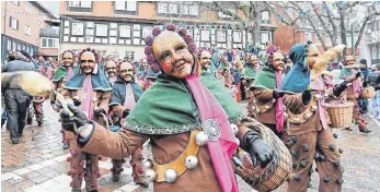  ?? FOTO: KIENZLER ?? Gute Laune ist nicht nur bei der Schwenning­er Moosmulle auf dem Muslenplat­z angesagt. Trotz schlechten Wetters kommen viele Besucher zum großen Umzug.