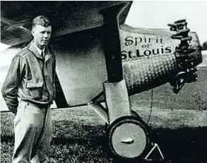  ??  ?? Ieri e oggi Nelle due immagini di questa pagina i piloti Charles Lindbergh (a sinistra) e Robert Ragozzino. Quest’ultimo ripeterà, a bordo di una replica dello Spirit of St. Louis, la trasvolata New York-Parigi che Lindbergh completò senza scalo nel 1927