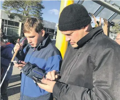  ?? FOTO: TERJE WEBER ?? SMARTE GREIER: Navigering via smarttelef­on. Ola og Tage Gullstrand studerer muligheten­e.