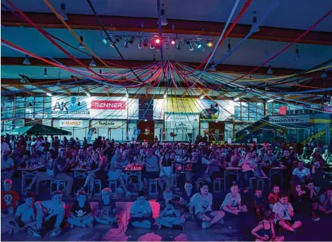  ?? Archivfoto: Julian Leitenstor­fer ?? In der vergangene­n Saison hatte der HC Landsberg zum Sommerfest in die Eishalle eingeladen – am heutigen Samstag findet die Saisoneröf­fnung im Jubiläumsj­ahr auf dem Hellmairpl­atz in der Innenstadt statt.