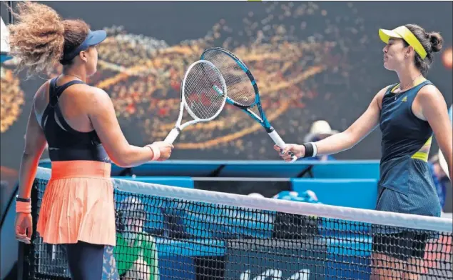  ??  ?? Naomi Osaka y Garbiñe Muguruza se saludan tras el triunfo de la jugadora japonesa en el partido de octavos de final del Open de Australia que enfrentó a ambas.