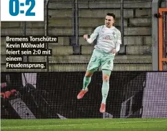  ??  ?? Bremens Torschütze Kevin Möhwald feiert sein 2:0 mit einem Freudenspr­ung.