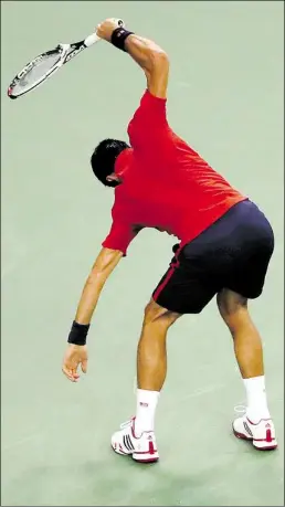  ?? AP-BILD: ANDY WONG ?? Ein Mann sieht Rot: Nach dem Satzverlus­t zertrümmer­t ein wütender Novak Djokovic seinen Schläger.