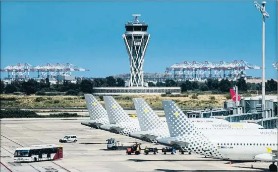  ?? XAVIER CERVERA / ARXIU ?? Aeroport de rècord.
Fa uns quants anys que el Prat supera els seus nivells de viatgers i suma destinacio­ns més llunyanes que properes