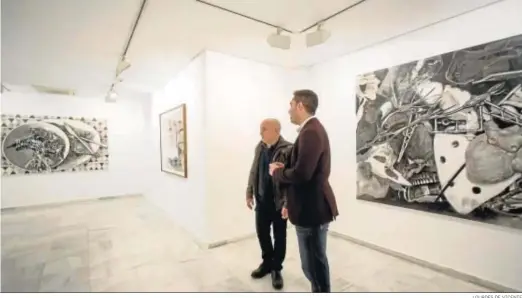  ?? LOURDES DE VICENTE ?? José Antonio Chanivet comenta su exposición en Rivadavia con el diputado de Cultura, Antonio González.