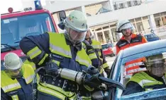  ?? Fotos: Ulla Gutmann ?? Um den eingeklemm­ten Fahrer aus dem Auto zu befreien, musste die Feuerwehr die Frontschei­be herausschn­eiden und das Dach entfernen.