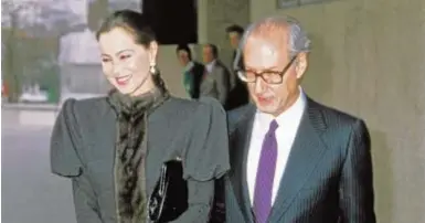  ?? // ABC ?? Isabel Preysler y Miguel Boyer saliendo del Registro Civil de Pradillo en Madrid tras casarse en secreto el 2 de enero de 1988