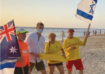  ?? (Jordan Polevoy) ?? AUSTRALIAN AMBASSADOR Chris Cannan (in white shirt) with members of the Nippers executive board (from left) Danny Hakim, Lisa Segelov and Paul Hakim.