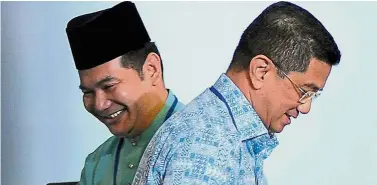  ??  ?? Moving forward: Azmin (right) walking past Rafizi during the 13th PKR national congress in Shah Alam. — Bernama