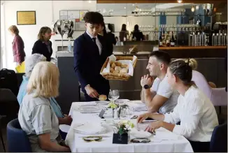  ?? (Photos Jean-François Ottonello) ?? Le restaurant Joël Garault propose des formules entrée-plat-dessert chaque mardi midi pour 14 euros seulement.