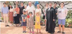  ?? FOTO: KÖRBER ?? Pfarrer Carsten Körber mit Mitglieder­n seiner deutschspr­achigen Gemeinde aus dem Großraum Bangkok.