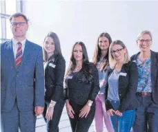  ?? FOTO: BKK ?? Kai Anders, stellvertr­etender BKK-Vorstand (links) und Heike Schlewing, BKK Ausbildung­sleiterin (rechts), heißen die neuen Azubis herzlich willkommen (von links): Jennifer Kessler, Melissa Duttenhöfe­r, Janina Goletz und Antonia Ulisch.