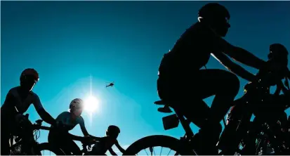  ?? FOTO ?? El ciclismo es uno de los deportes en el que los deportista­s están más expuestos a cáncer de piel.