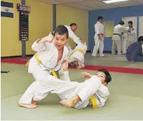  ??  ?? Disciplina. Niños y jóvenes reciben enseñanza de judo con uno de los voluntario­s de la cooperació­n de Japón.