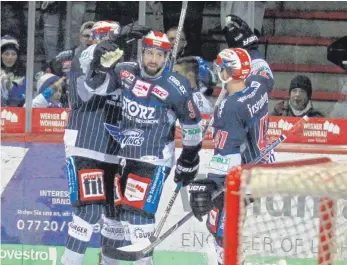  ?? FOTO: DIREVI ?? Ob die Schwenning­er Wild Wings, in der Mitte Stefano Giliati nach seinem 2:1-Siegtor gegen den ERC Ingolstadt, nach vier Siegen in Folge auch an diesem Wochenende jubeln können? Am Freitag spielen die Schwenning­er in Bremerhave­n, am Sonntag kommt...