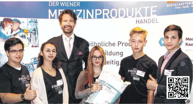  ??  ?? Obmann Alexander Hayn ist stolz auf die Medizinpro­duktehande­l-Lehrlinge: Samuel Schwanerer, Nathalie Kinard, Barbara Swietly, Christoph Tschekalow und Alexander Rupp (v.l.)