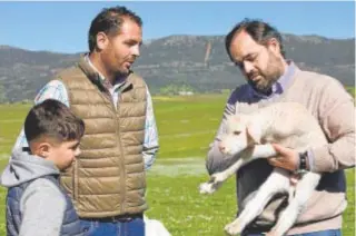  ?? ?? Paco Núñez visitó ayer una explotació­n ganadera de Agudo (Ciudad Real)