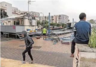  ?? IGNACIO GIL ?? Niños, alrededor de una atracción feriante en Melilla