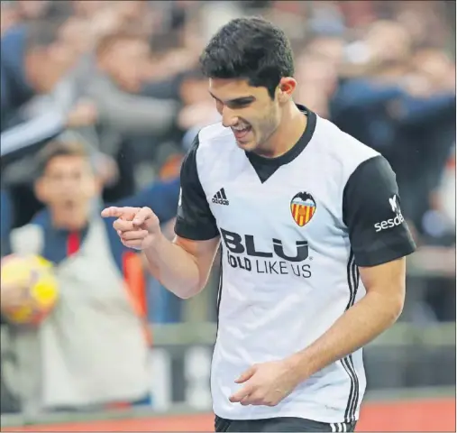  ??  ?? LO CELEBRÓ. Gonçalo Guedes, el pasado sábado, celebrando el primer gol del Valencia.