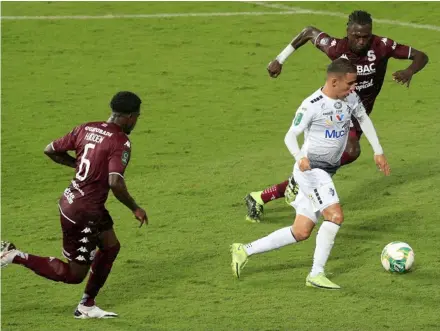  ?? RaFaEl PacHEcO ?? El volante de Cartaginés, Ronaldo Araya, se convirtió en figura durante el duelo ante Saprissa, de la fecha 17 del Torneo de Apertura 2021.