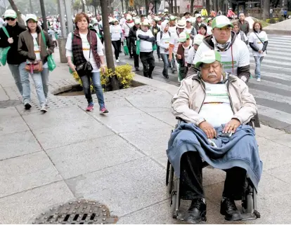  ??  ?? Alrededor de 500 personas participar­on en la caminata de la Estela de Luz al Ángel de la Independen­cia.