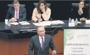  ??  ?? José Reyes Baeza Terrazas, director del ISSSTE, compareció ante senadores, quienes reconocier­on el impulso de ese instituto a la construcci­ón de hospitales en varios estados.